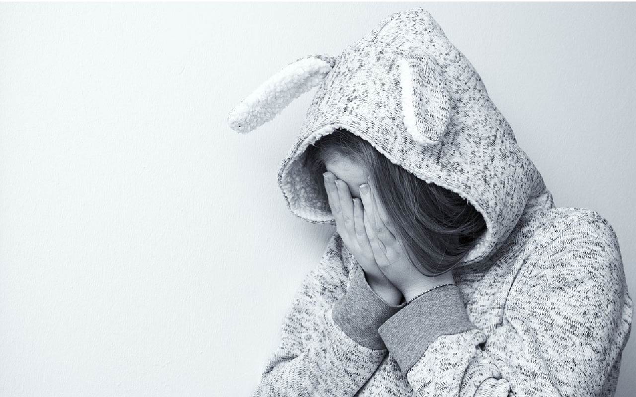 junges Mädchen weint