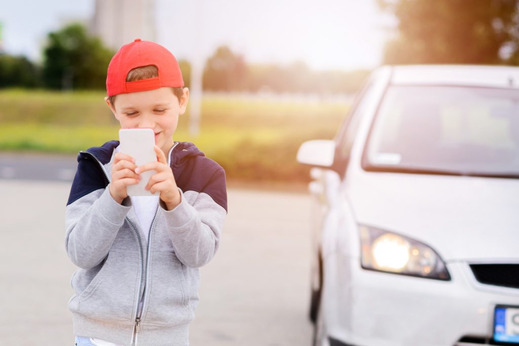 Junge spielt mit Handy