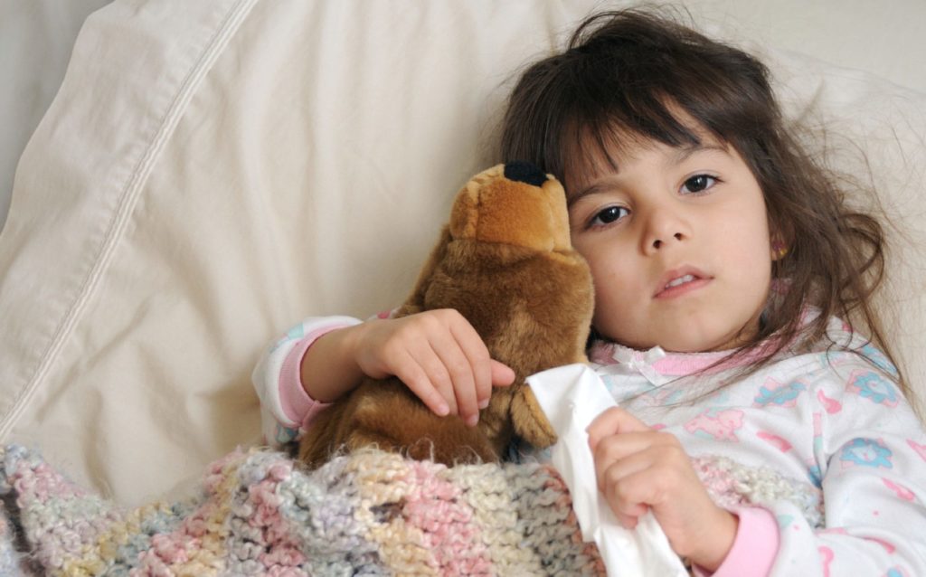 mama-bleib-bei-mir krankes Mädchen mit Plüschbär