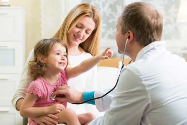 Mama mit Mädchen beim Arzt