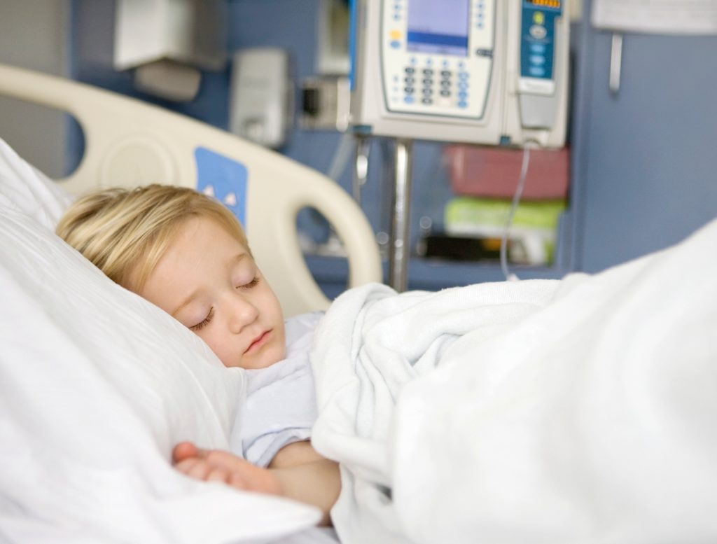 kleiner Junge im Krankenhaus