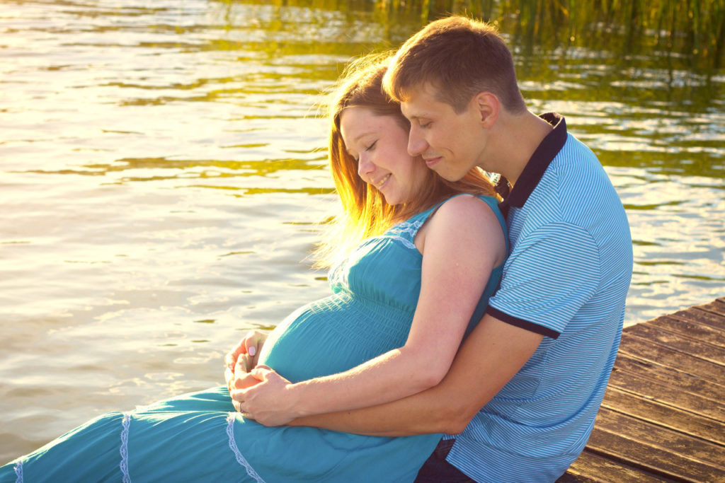 schwangeres Mädchen mit Freund