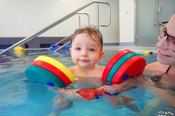 Mama mit Kind bei Babyschwimmen
