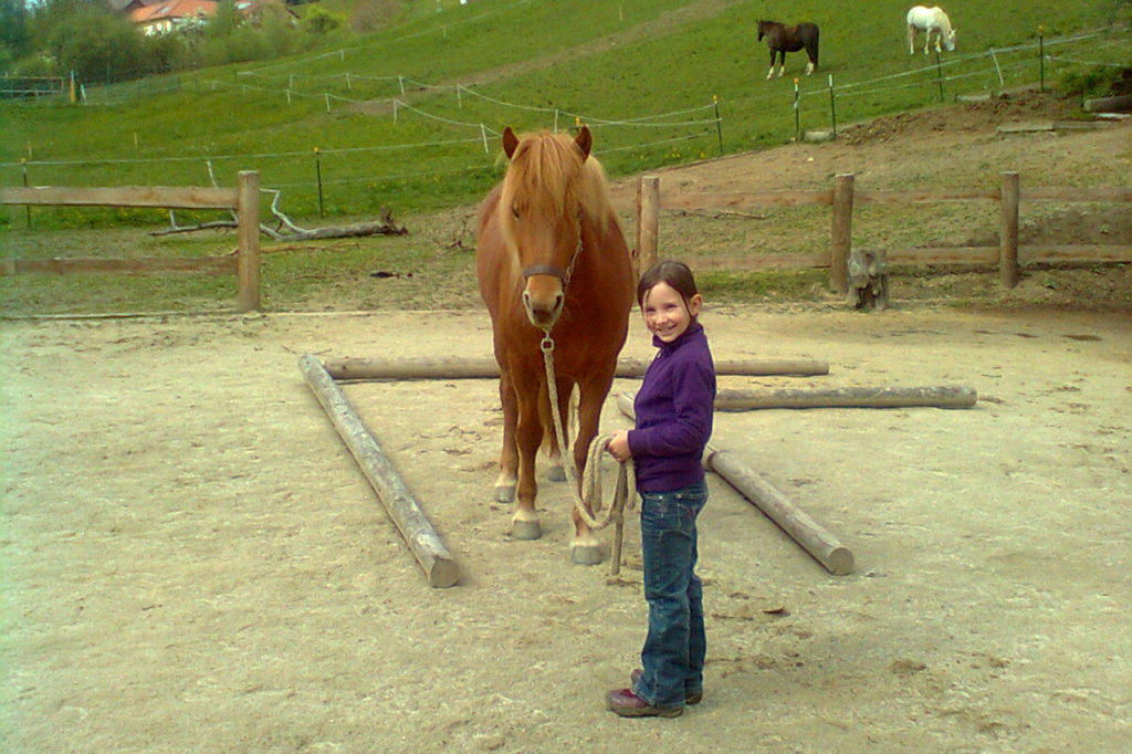 junges Mädchen macht Training mit Pferd